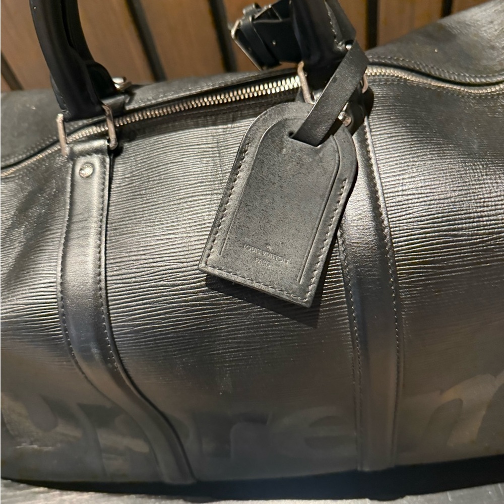 Louis Vuitton x Supreme Keepall Bandoulière 55 – Black Epi Leather - Picture 2 of 9